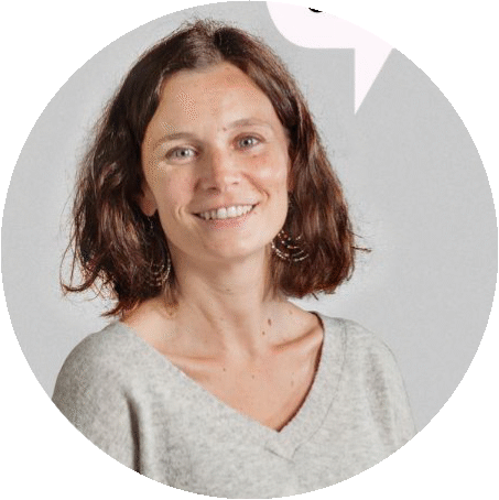 Femme souriante, cheveux courts, WE Commerce.